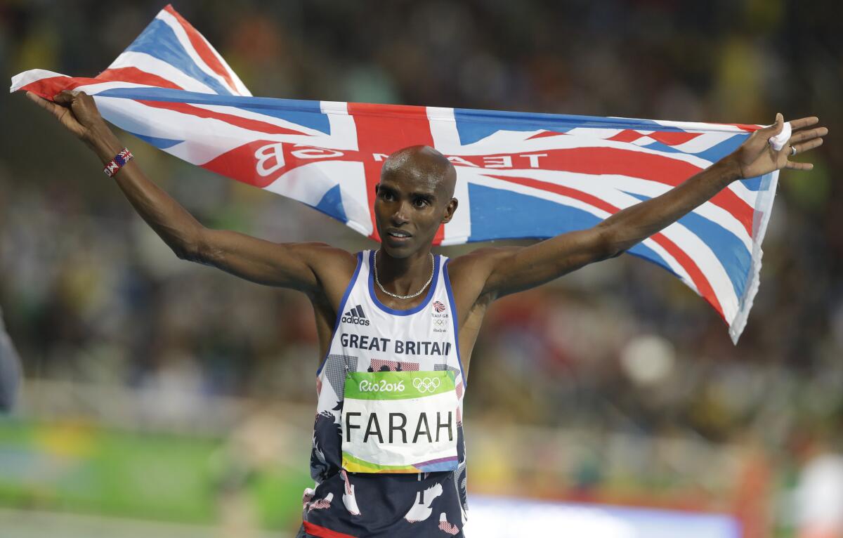 ARCHIVO - El británico Mo Farah tras ganar la medalla de oro en los 10.000 metros 