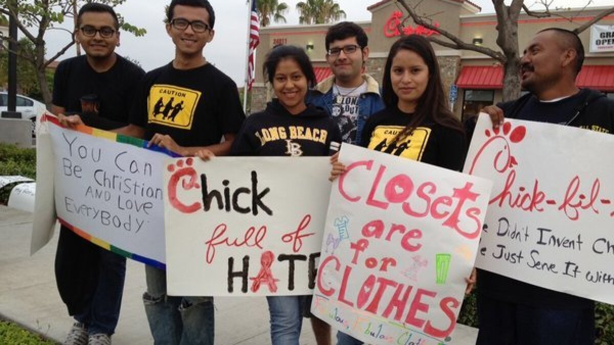 slutningen bifald hjørne Teens protest Chick-fil-A gay marriage stance at new O.C. branch - Los  Angeles Times