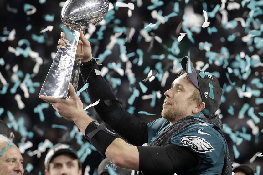 ARCHIVO - Foto del 4 de febrero del 2018, Nick Foles de los Eagles de Filadelfia sostiene el trofeo Vince Lombardi tras ganar el Super Bowl. (AP Foto/Chris O'Meara)