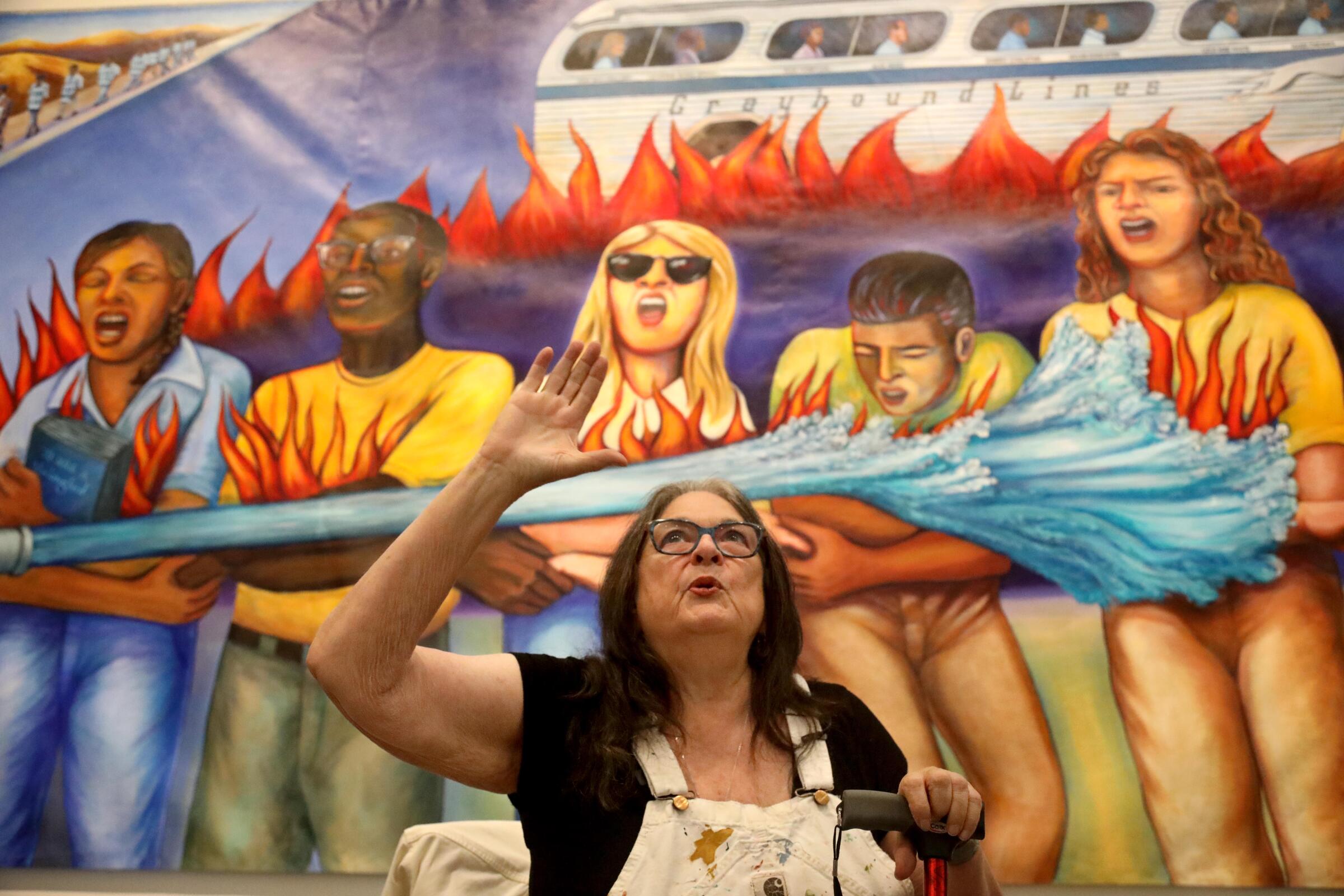 En el mural de la artista Judy Baca "Generación en llamas", conmemora a un grupo interracial 