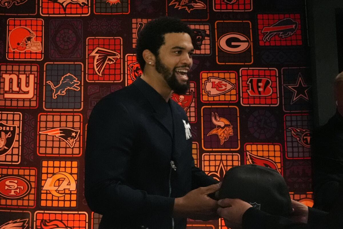 Caleb Williams, Chicago Bears tarafından NFL draftının ilk seçimiyle seçildikten sonra şapka çıkarıyor.