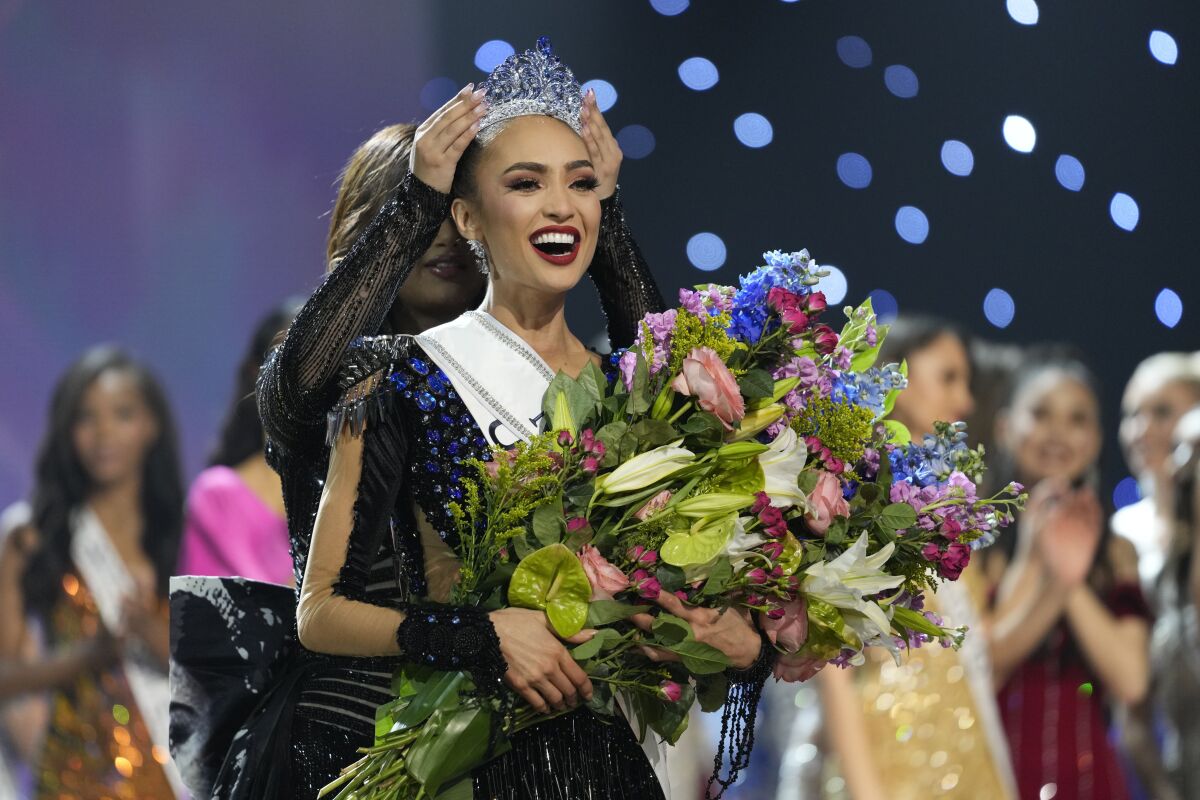 Miss EE. UU. R'Bonney Gabriel reacciona cuando es coronada Miss Universo