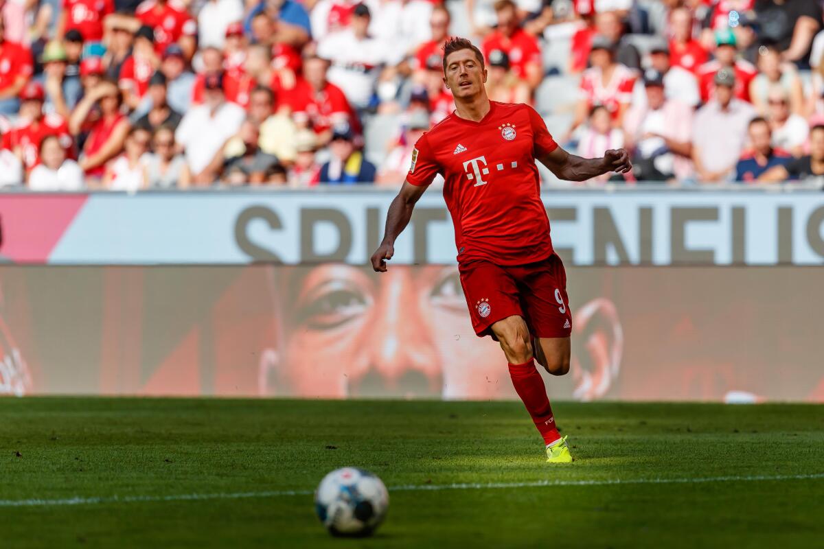 Bayern-Munch's Robert Lewandowski controls the ball during a match against FSV Mainz on Aug. 31.
