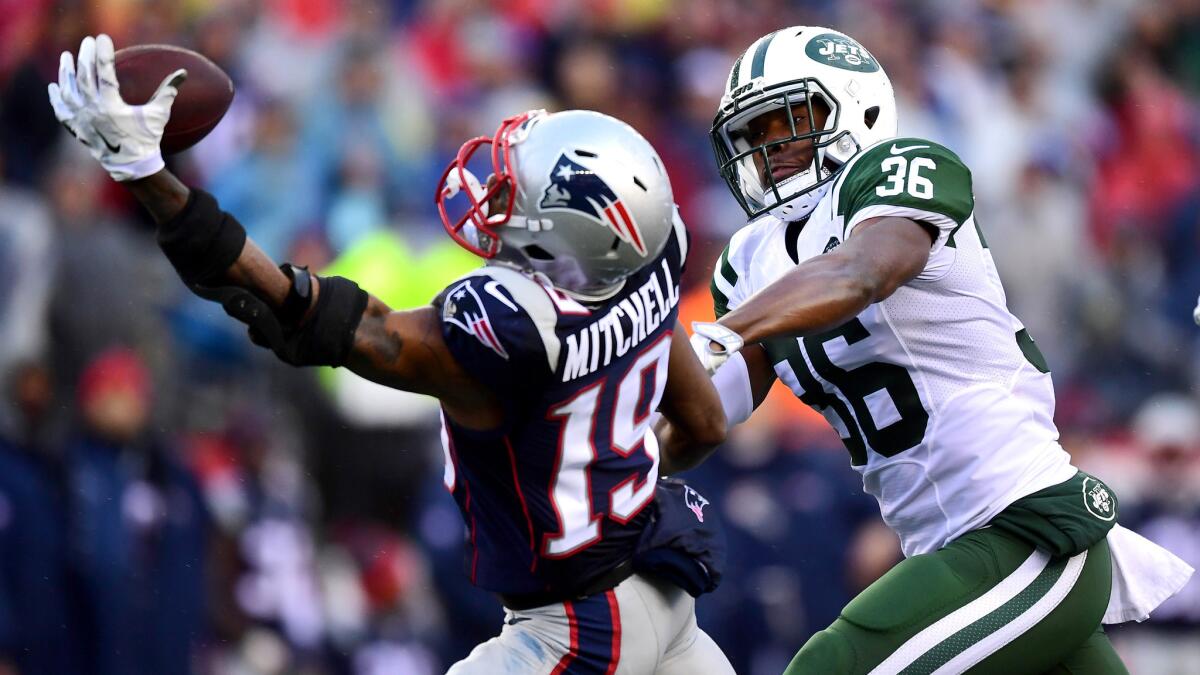 Patriots receiver Malcolm Mitchell tries to make a one-handed catch against Jets defensive back Doug Middleton during the second quarter Saturday.