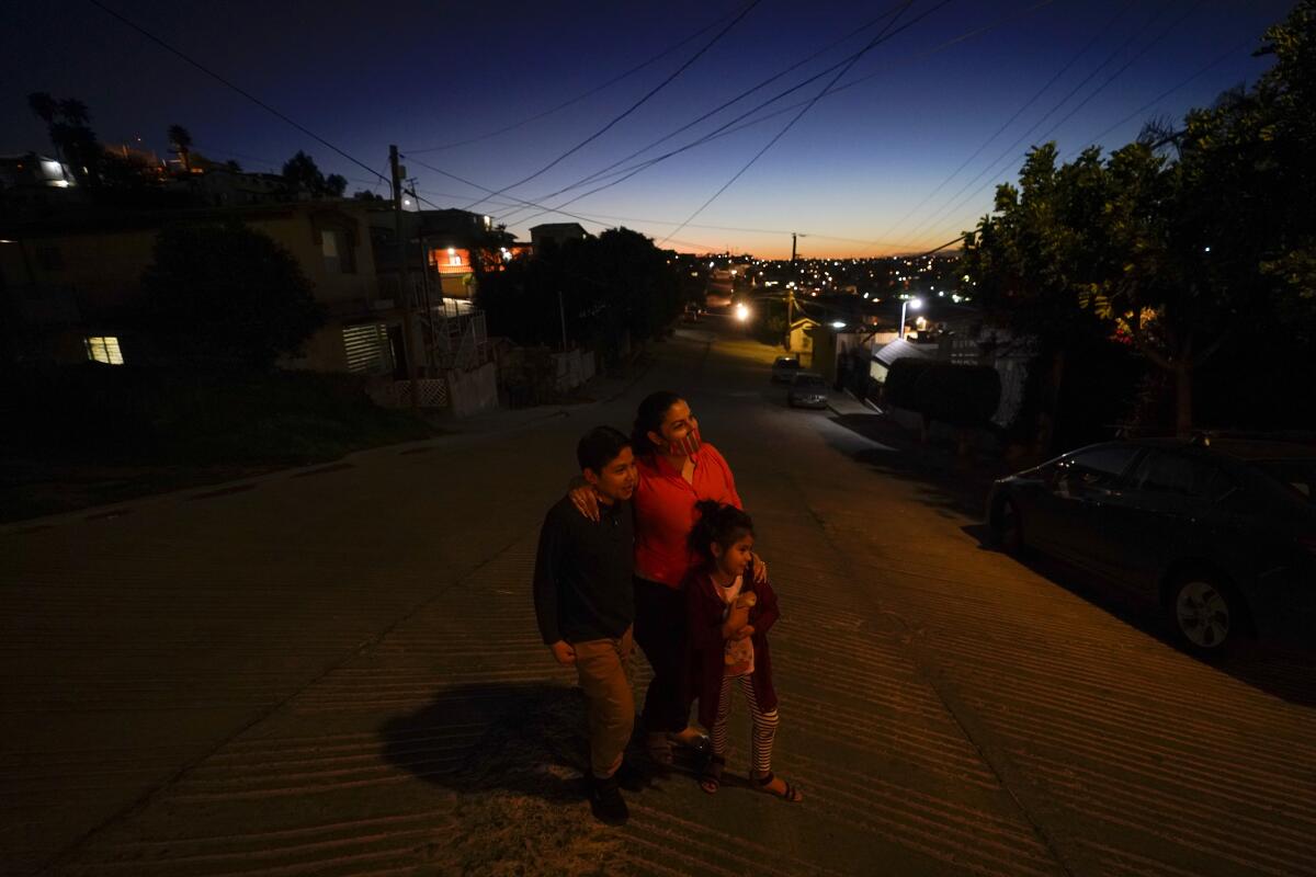 Estela Lazo posa para una foto con sus dos hijos en Tijuana, México, el 23 de febrero del 2021. 