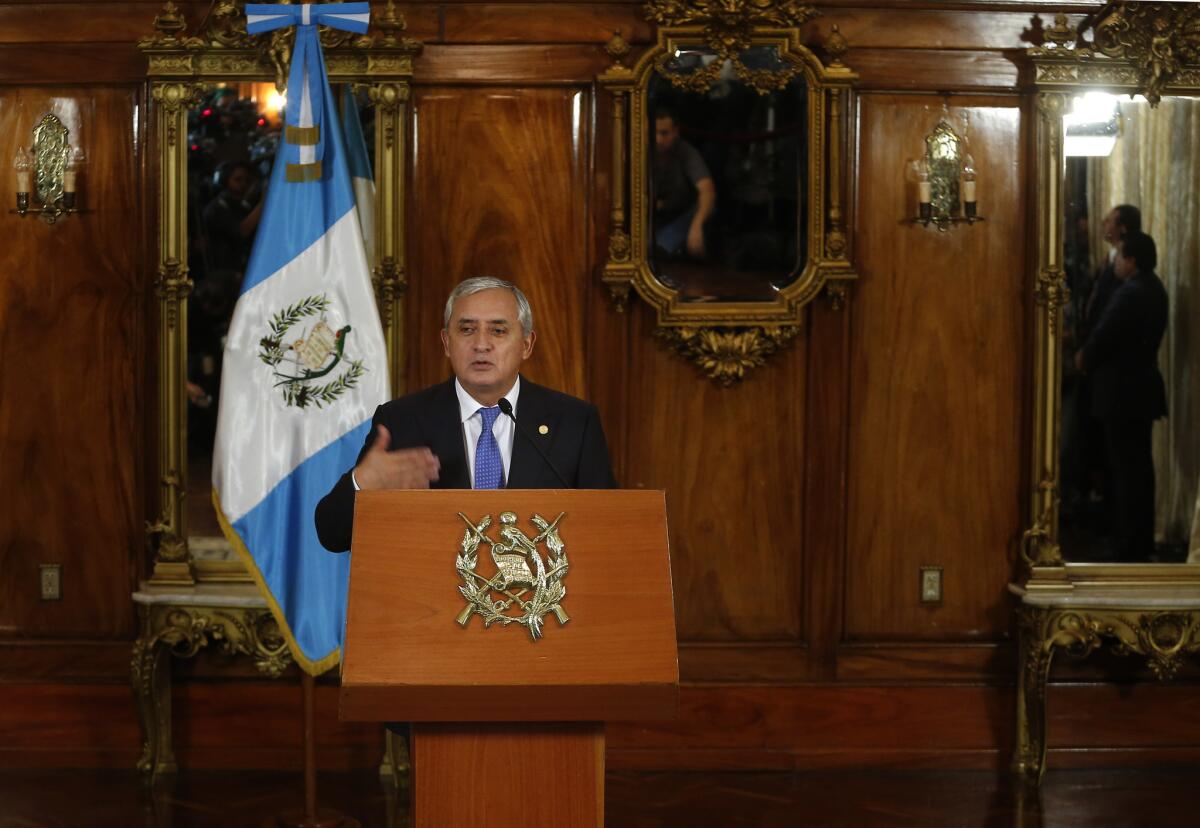 El presidente de Guatemala Otto Pérez Molina habla en una conferencia de prensa en ciudad de Guatemala, el lunes 31 de agosto de 2015. El Pleno del Congreso de Guatemala decidirá si retira la inmunidad a Pérez Molina, como ha recomendado una comisión legislativa, para que la justicia ordinaria lo investigue por corrupción.