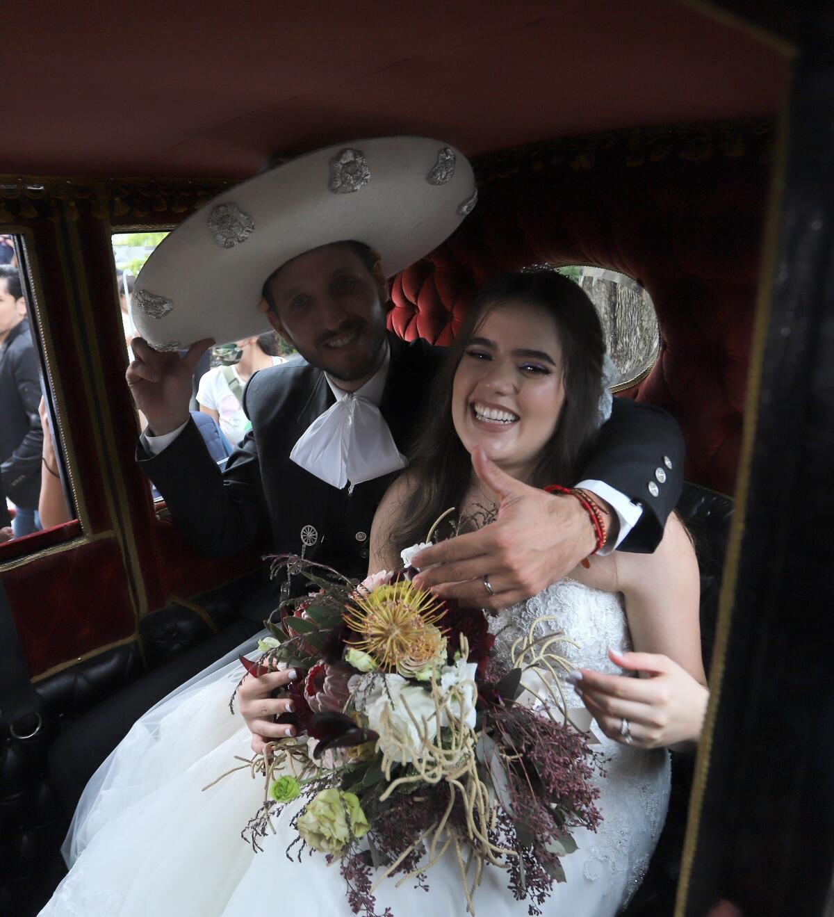 Camila Fernández (d) fue registrada este sábado al posar junto a su esposo, Francisco Barba