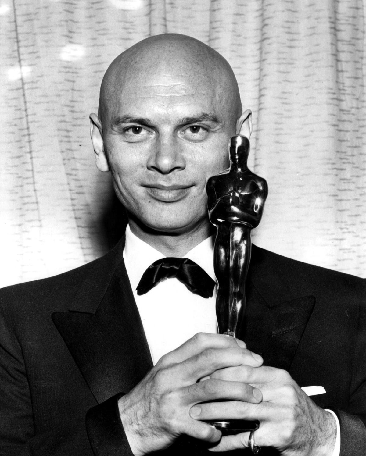 Yul Brynner with his 1957 best actor Oscar for "The King and I."