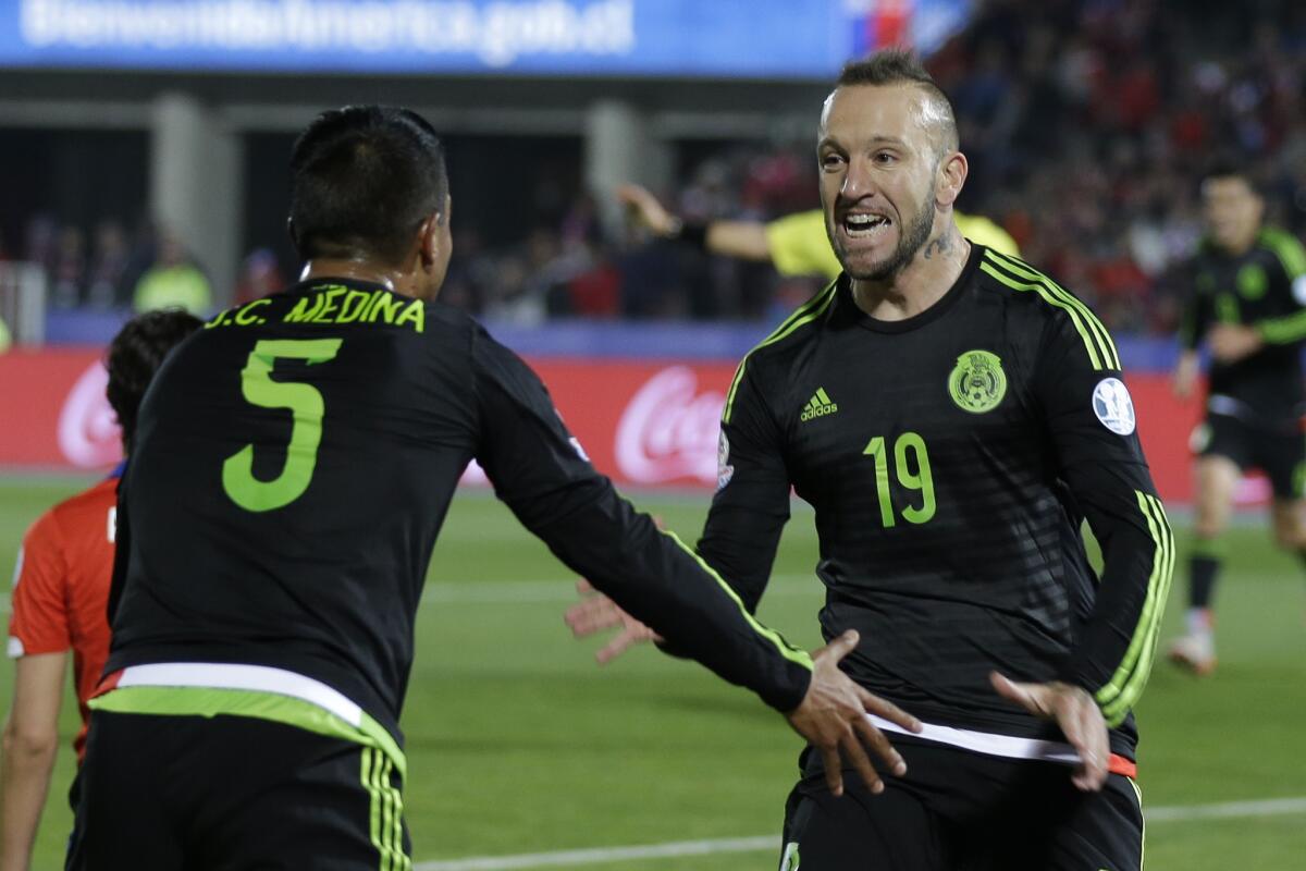 Matías Vuoso (19) festeja con su compañero Juan Carlos Medina tras anotar un gol contra Chile en el partido de la Copa América.