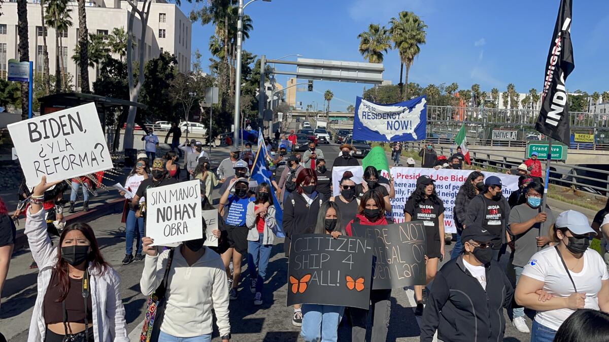 La comunidad salió a marchar y protestar en Los Ángeles sumándose a las acciones por “Un día sin inmigrantes”.