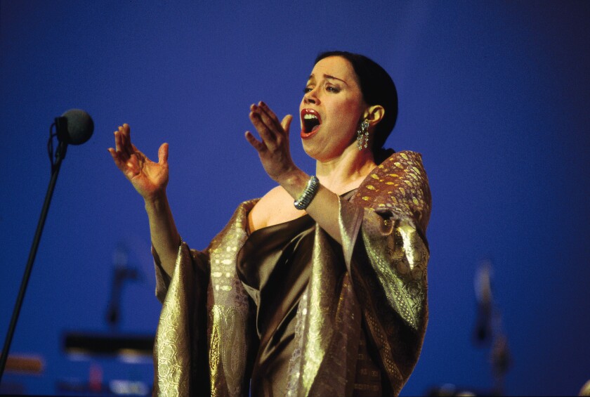 Una mujer canta.