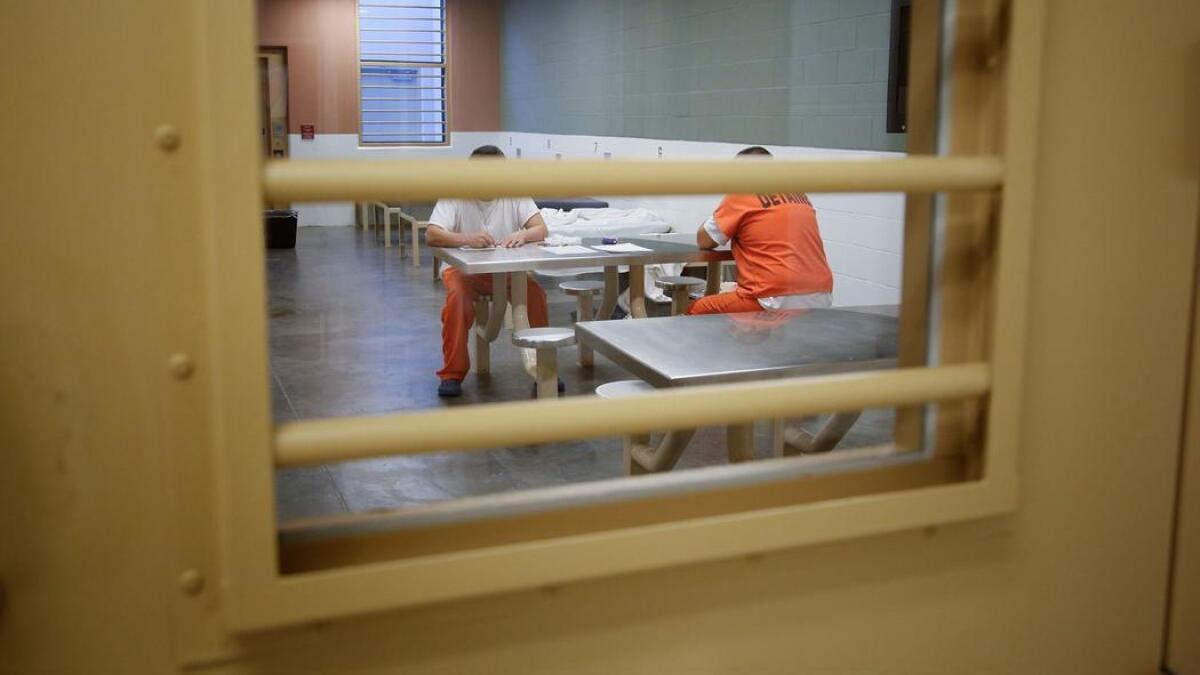 Reclusos en el Centro de Detención de Otay Mesa, en la sección médica.