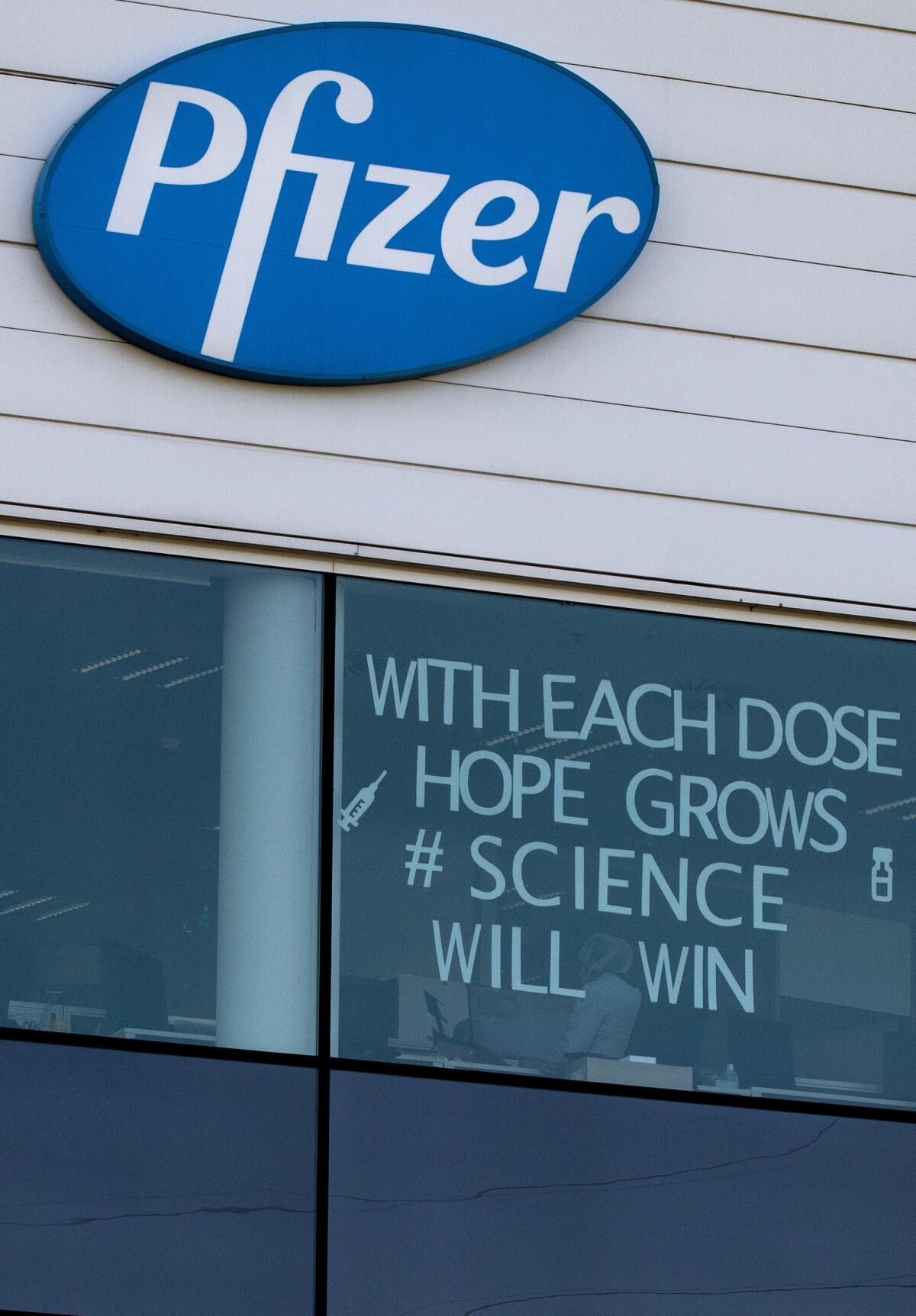 Pfizer estudia tercera dosis de vacuna contra variantes