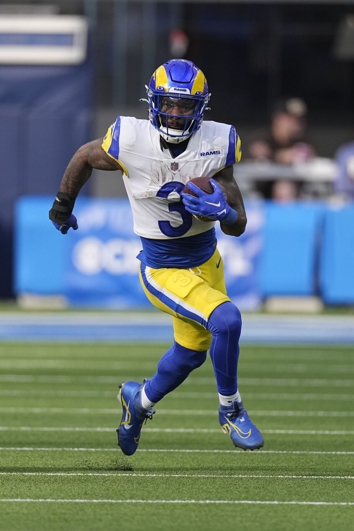 Rams geri koşarken Cam Akers (3), Chargers'a karşı açık alanlar buluyor.