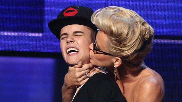 Jenny McCarthy kisses Justin Bieber at the AMAs