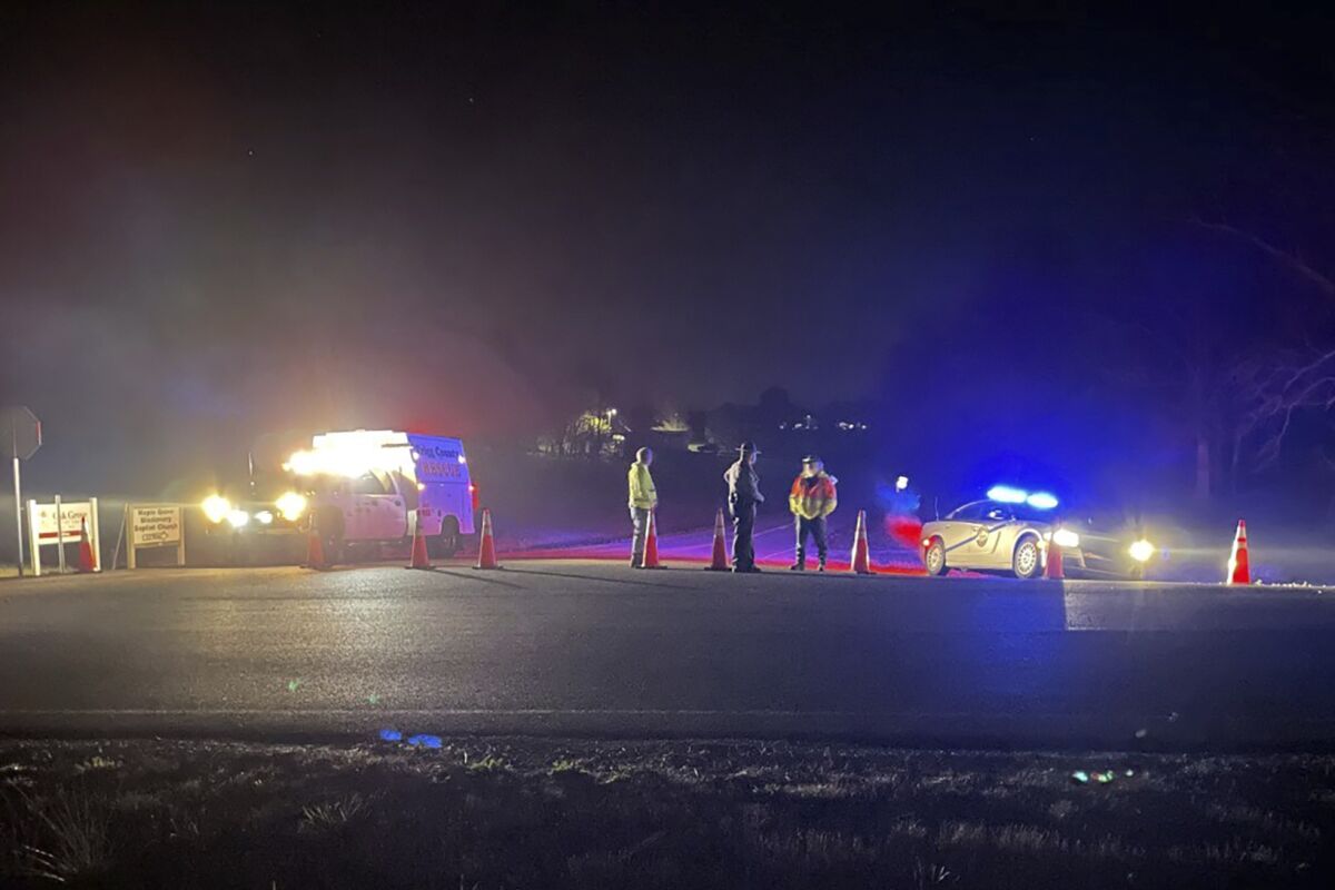 Equipos de emergencias se ven cerca del lugar donde chocaron dos helicópteros militares el miércoles por la noche en un ejericico de rutina en el condado Trigg, Kentucky, el 30 de marzo de 2023. (Brandon Smith/WSMV-TV via AP)