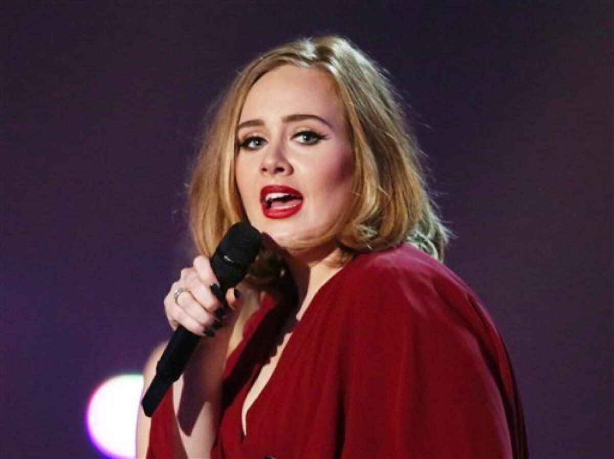 ARCHIVO - Fotografía de archivo del 24 de febrero de 2016 muestra a la cantante Adele en el escenario durante la entrega de Premios Brit en la 02 Arena, en Londres. (Foto de Joel Ryan/Invision/AP, archivo)