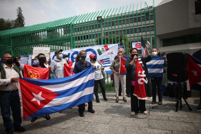 Simpatizantes y opositores chocan en la embajada de Cuba en Ciudad de México