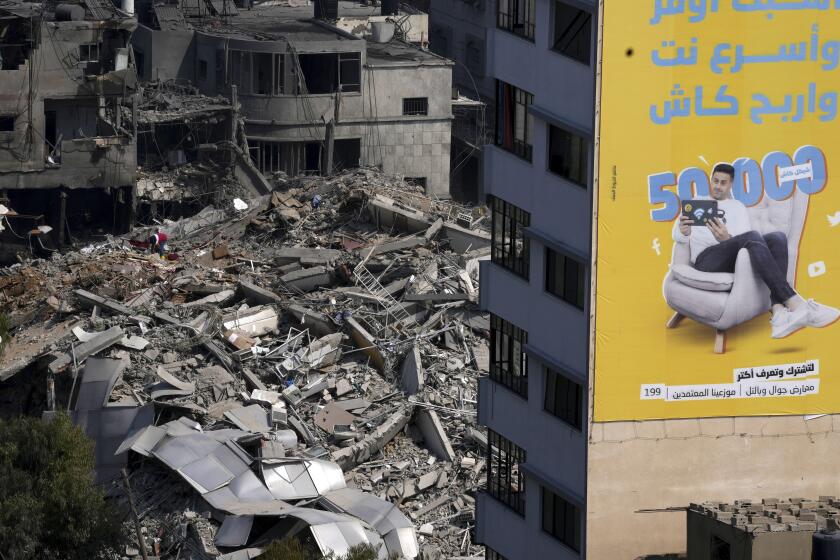 Las ruinas después de un bombardeo en Ciudad Gaza, Franja de Gaza, el 8 de octubre de 2023. (Foto AP/Adel Hana)