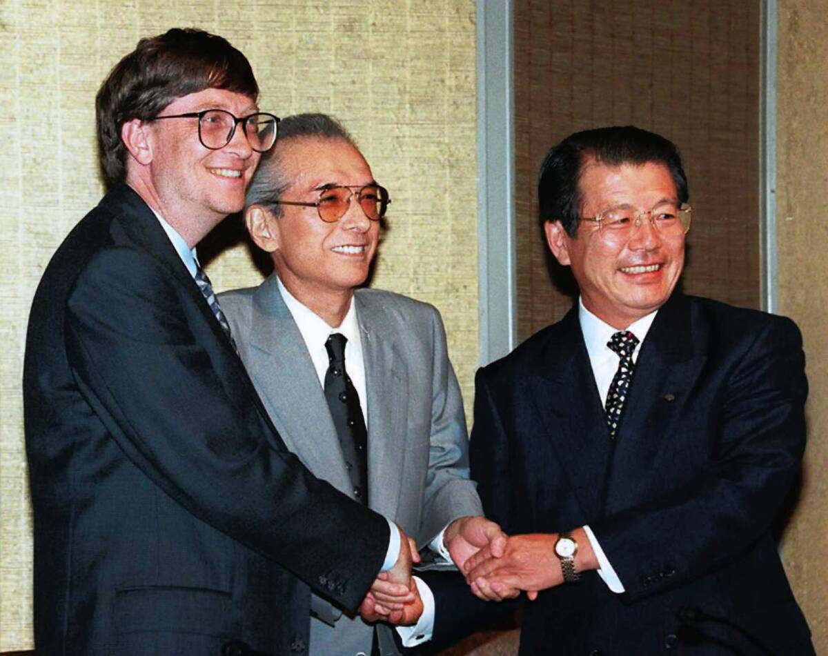 Microsoft CEO Bill Gates, left, Nintendo President Hiroshi Yamauchi, center, and Nomura Research Institute President Shozo Hashimoto meet in Tokyo. "I have better things to do” than play video games, Yamauchi once told interviewers.