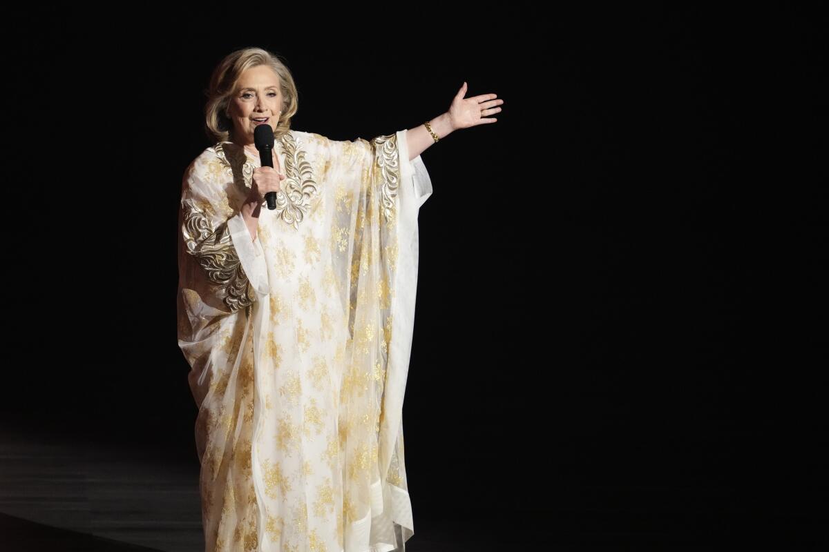 Hilary Clinton habla en la 77a entrega de los Premios Tony el domingo 16 de junio de 2024 en Nueva York.