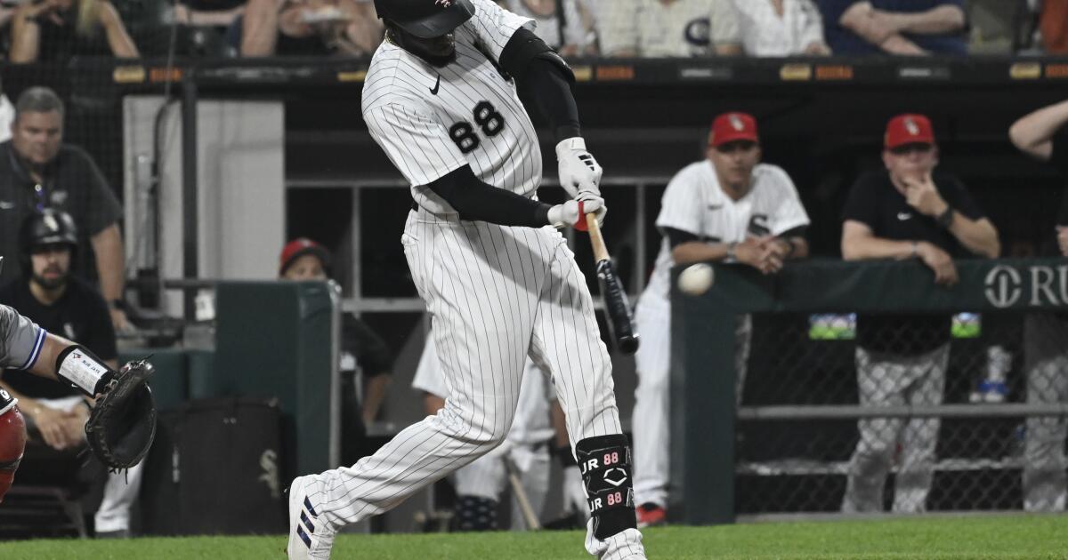 White Sox center fielder Luis Robert cleared to ramp up baseball