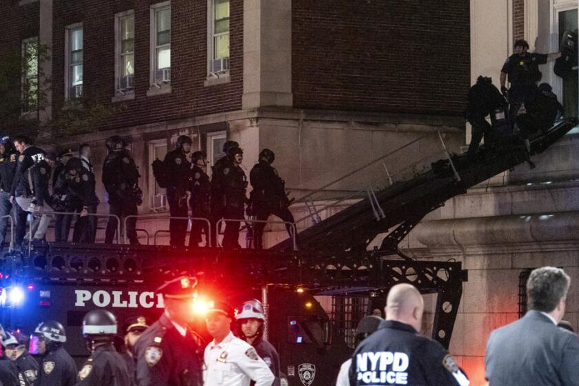 Policías de Nueva York utilizan un vehículo táctico 