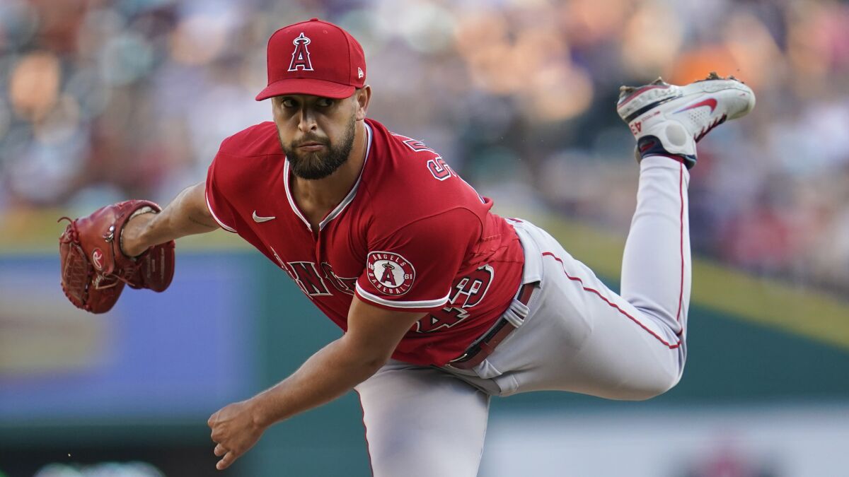 Patrick Sandoval lanza contra los Tigres de Detroit el 19 de agosto en el Comerica Park.