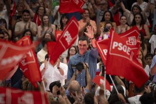 Pedro Sánchez, presidente del gobierno de España y candidato socialista a la reelección, saluda a sus seguidores durante el acto de cierre de campaña en Madrid, el 21 de julio de 2023. (AP Foto/Emilio Morenatti)