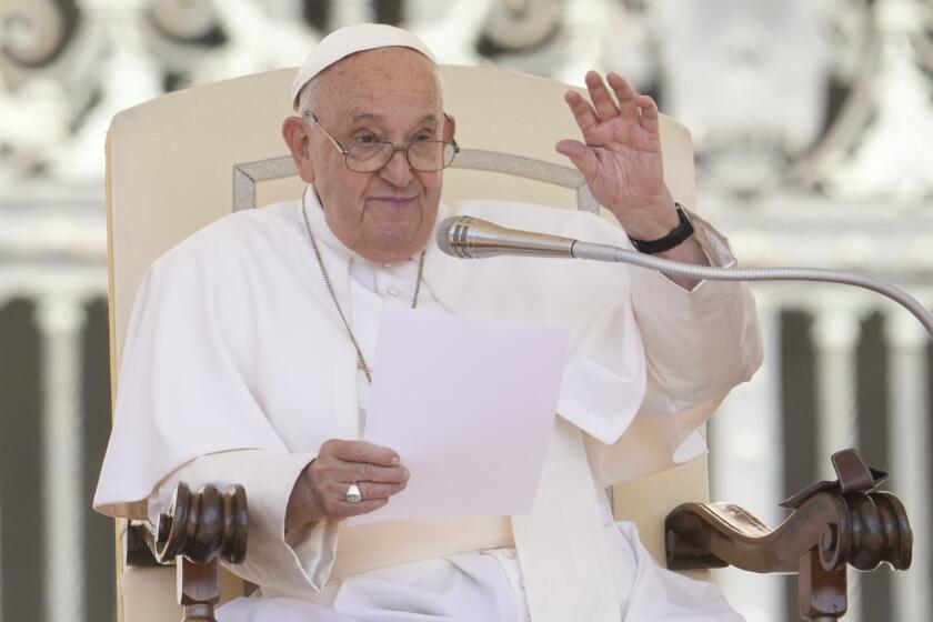 El papa Francisco saluda durante su vista general en la plaza de San Pedro del Vaticano, el miércoles 26 de junio de 2204. (AP Foto/Andrew Medichini)