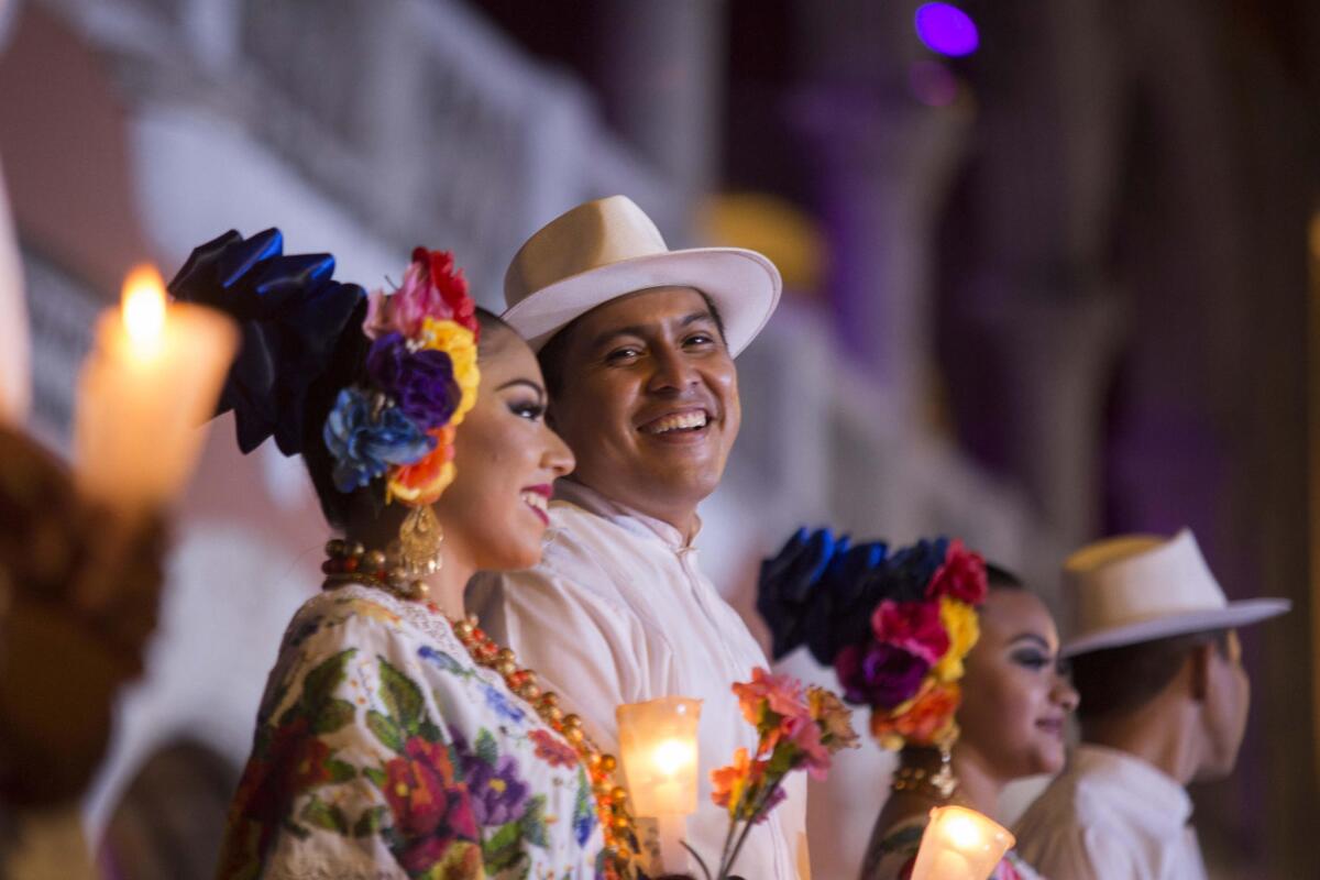 Decenas de Trovadores y autoridades municipales participan de cantarle "Las mañanitas" a la ciudad de Mérida, del estado mexicano de Yucatán, hoy, viernes 6 de enero de 2017, en el marco del inicio de los festejos por haber sido nombrada la Capital Americana de la Cultura 2017