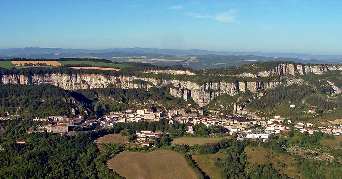 Roquefort France Where The Blue Blood Of Blue Cheeses Lives Los Angeles Times