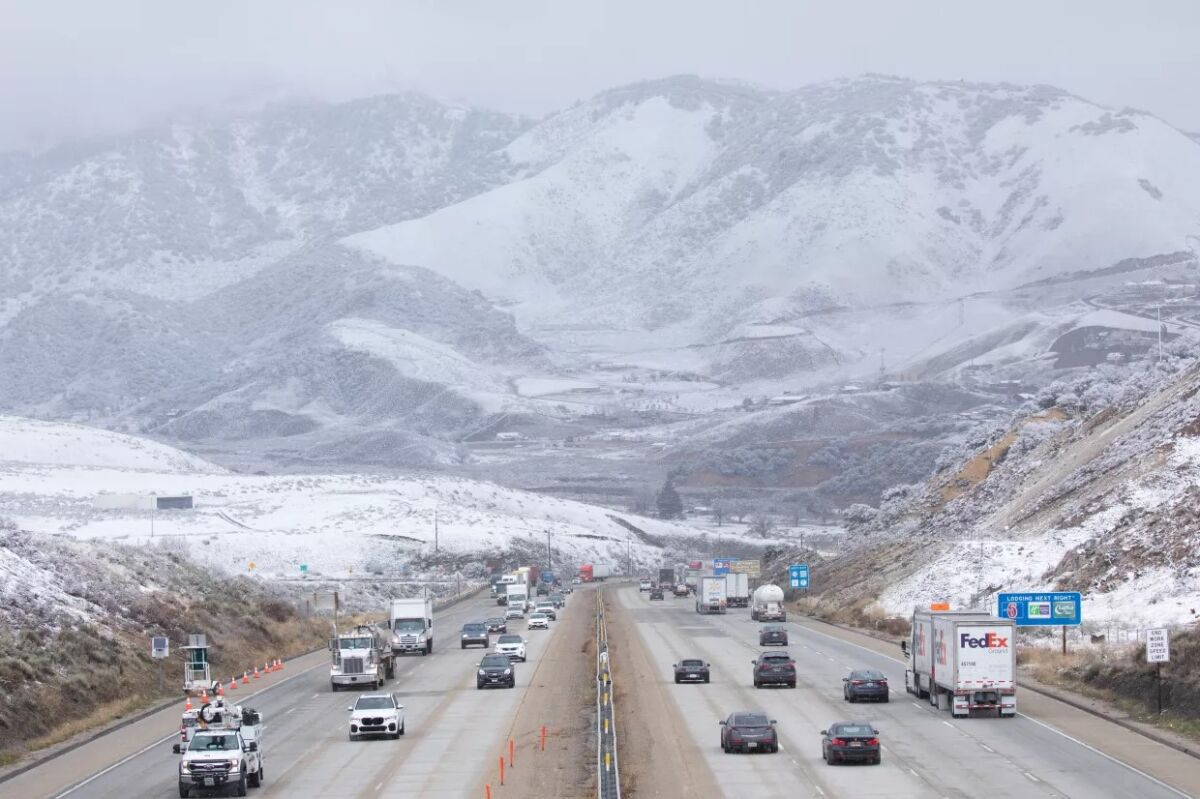 El tráfico en la autopista 5 atraviesa un paisaje nevado en Lebec.