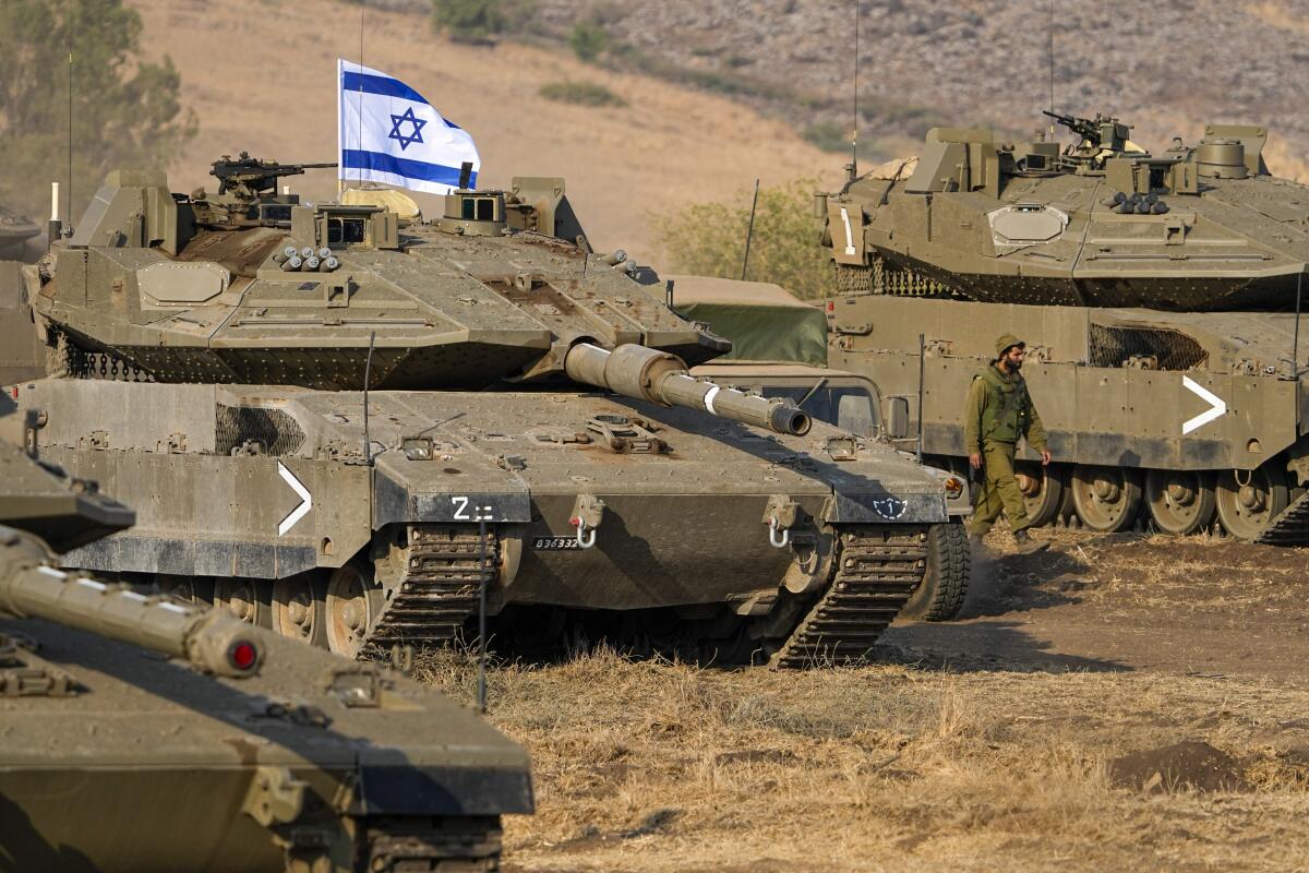 Tanques israelíes, estacionados cerca de la frontera con Líbano, el 11 de octubre de 2023.