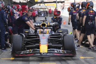 El piloto holandés de Red Bull, Max Verstappen, es empujado hasta el garaje tras la tercera práctica antes del Gran Premio de Japón de F1, en el circuito de Suzuka, en Suzuka, Japón, el 23 de septiembre de 2023. (AP Foto/Toru Hanai)