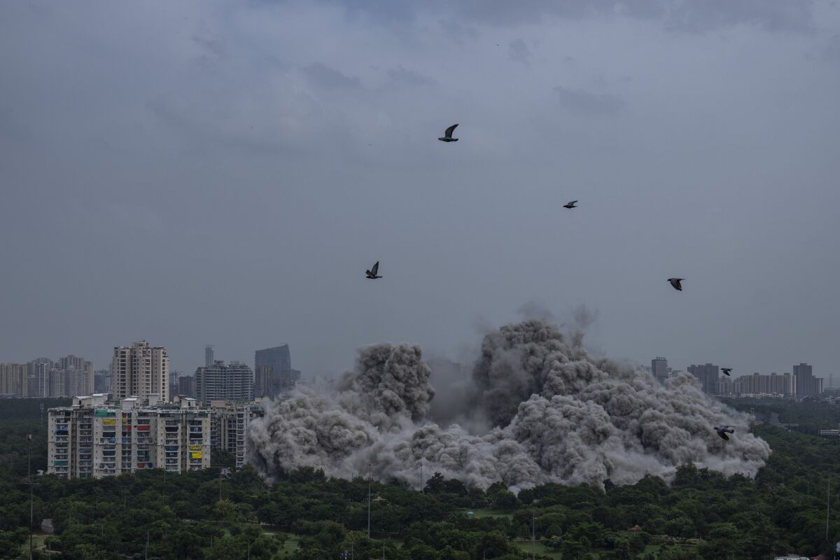 Polvo y escombros tras la demolición de dos torres de apartamentos en Noida, 