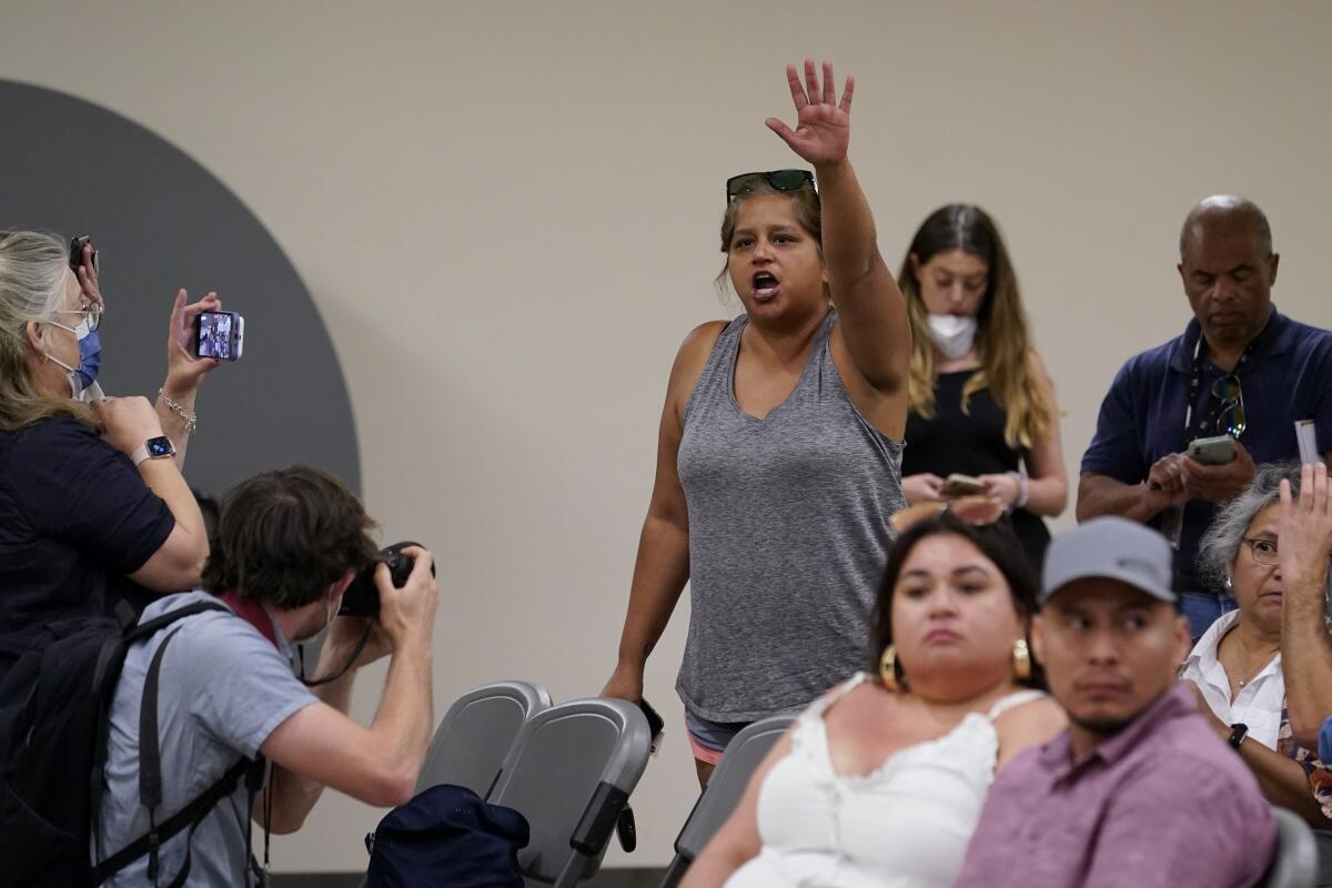 Tina Quintanilla-Taylor alza su mano para hacerle una pregunta a la comisión investigadora de Texas 