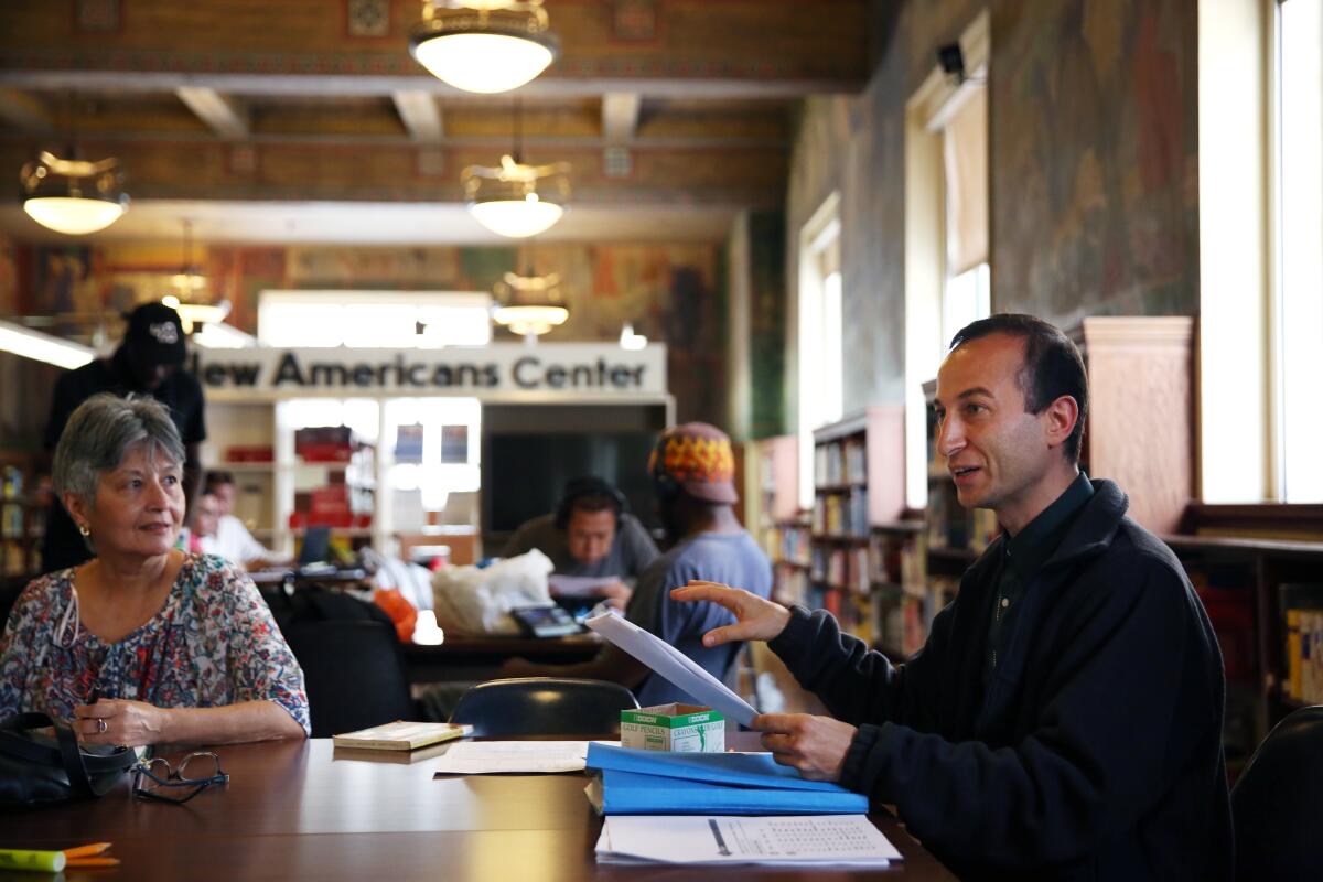 David Turshyan, a la derecha, dirige una clase de armenio en el Departamento de Idiomas Internacionales en la sucursal central de la Biblioteca Pública de Los Ángeles.