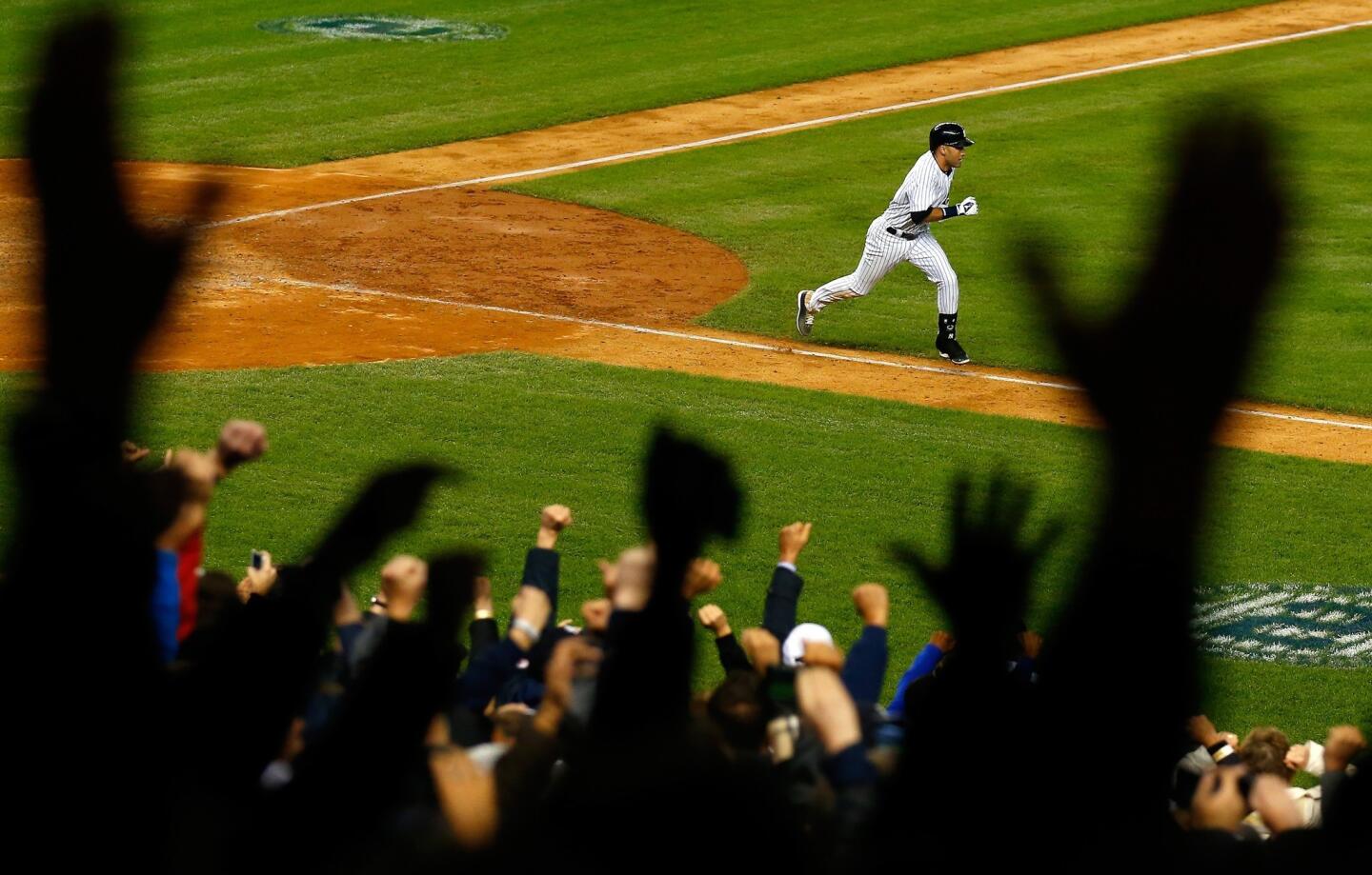 Derek Jeter returns to Yankees in style - Los Angeles Times