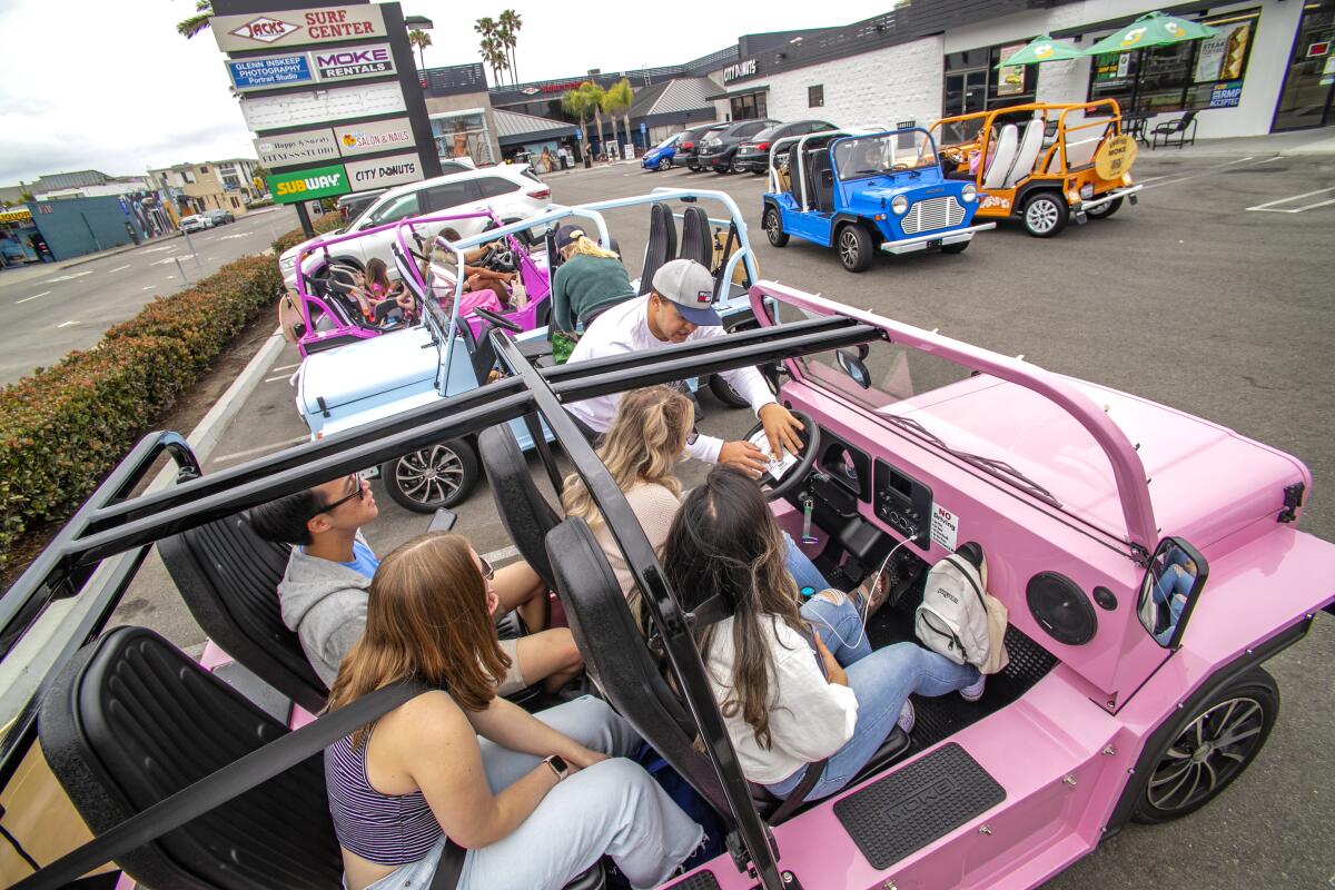 Jack Marta shows a tour map to Moke driver Brianna Gonzalez with Caitlin Clausen, Ryan Jung and Michelle Fernandez. 