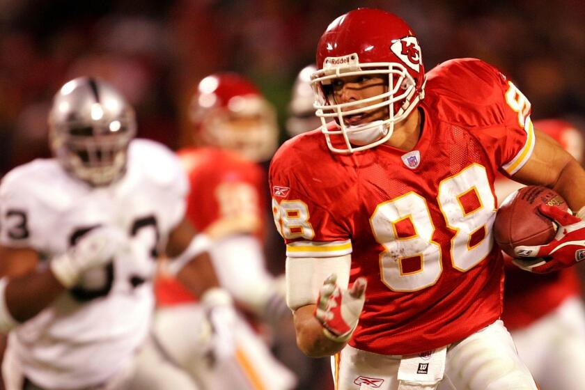KANSAS CITY, MO - DECEMBER 25: Tony Gonzalez #88 of the Kansas City Chiefs carries the ball up the field after making a catch against Oakland Raiders during the first half of the game at Arrowhead Field on December 25, 2004 in Kansas City, Missouri. (Photo by Jamie Squire/Getty Images) *** Local Caption *** Tony Gonzalez ORG XMIT: 51592302