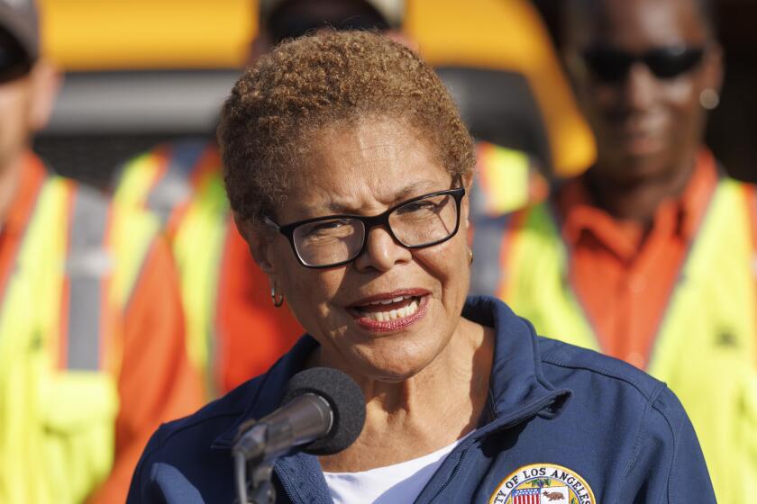 Los Angeles, CA - Ngày 17 tháng 1: Thị trưởng Los Angeles Karen Bass phát biểu cùng Steve Soboroff, người sẽ chỉ đạo nỗ lực phục hồi sau cháy rừng LA tại City Service Yard vào thứ sáu, ngày 17 tháng 1 năm 2025 tại Los Angeles, CA. (Carlin Stiehl / For the Times)