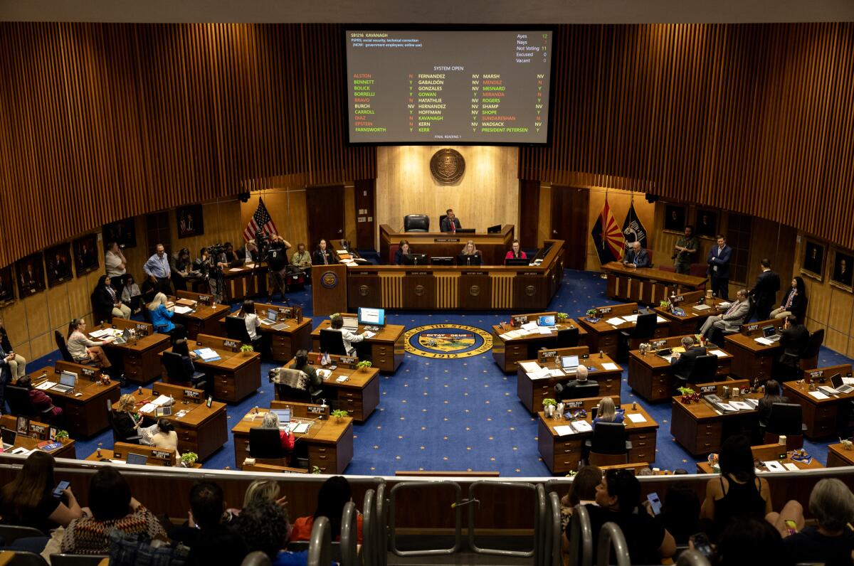 Las cámaras del Senado de Arizona en sesión el 17 de abril en Phoenix.