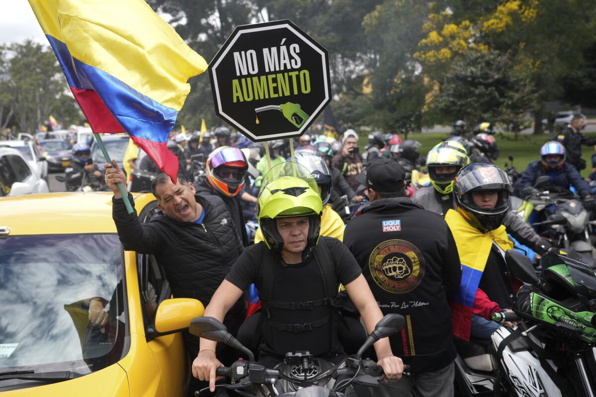 Bloqueos y marchas en Colombia en rechazo al alza de la gasolina - San  Diego Union-Tribune en Español