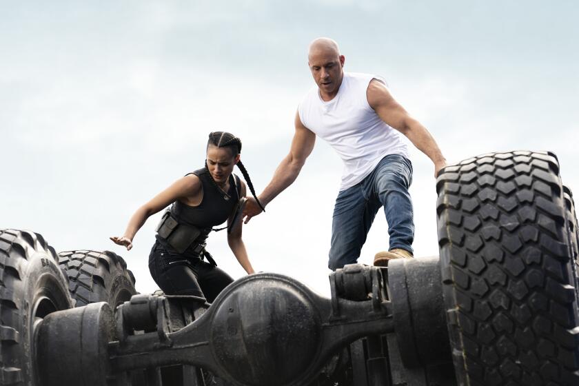 En esta imagen proporcionada por Universal Pictures Nathalie Emmanuel, izquierda, y Vin Diesel en una escena de "F9". (Giles Keyte/Universal Pictures via AP)