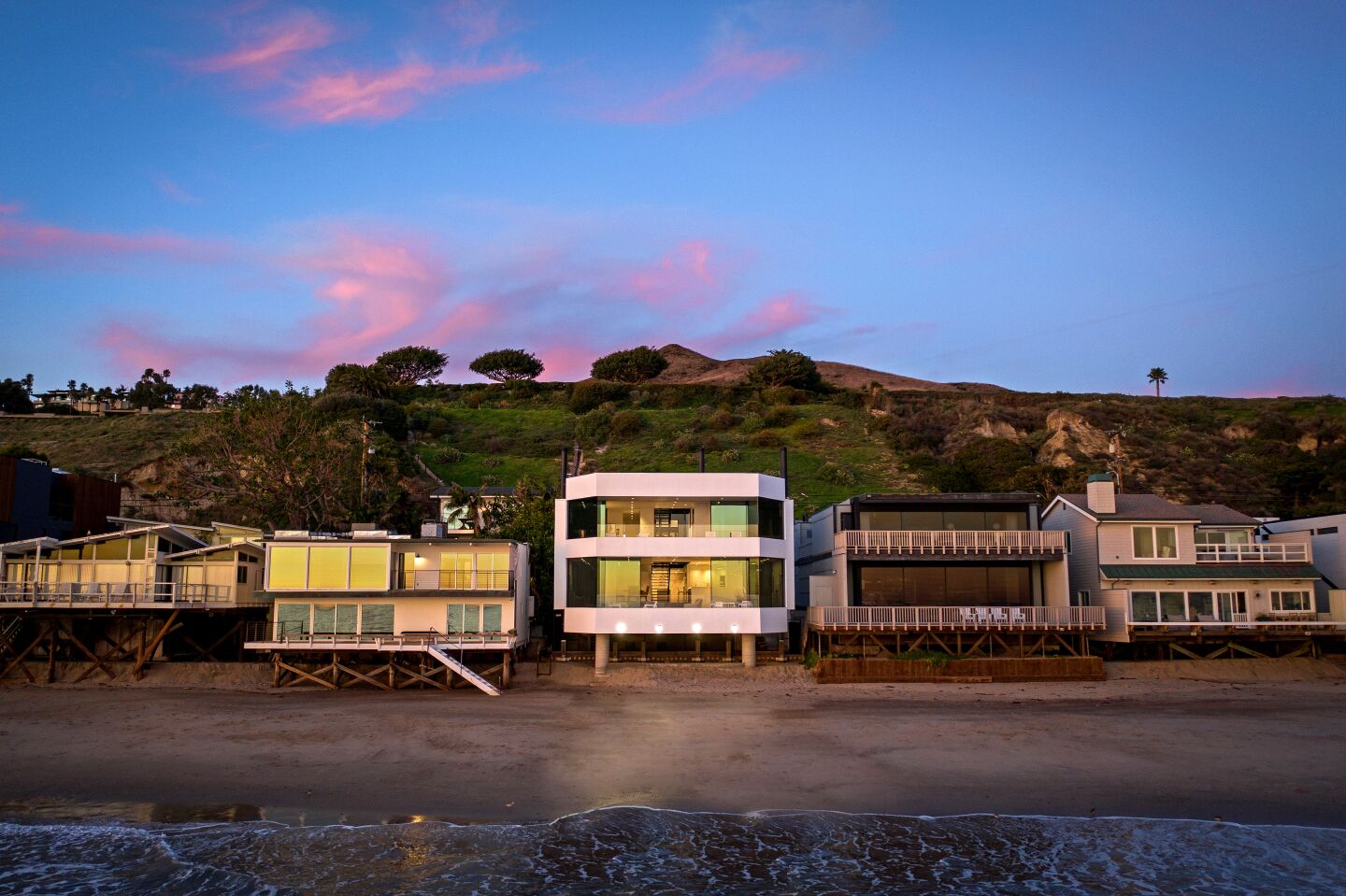 AFTER A Malibu beach house designed by noted moderist architect Jerrold Lomax gets a makeover from Lomax's onetime protege Zoltan E. Pali.
