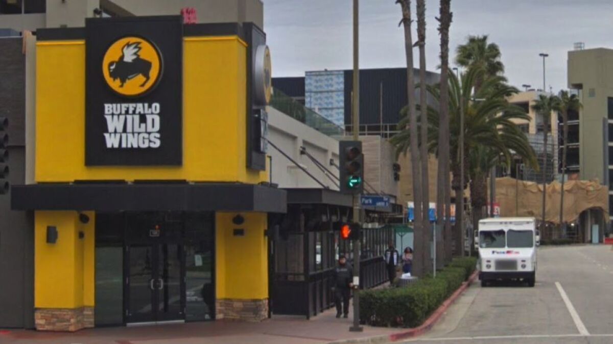 A live rat fell from the ceiling of Buffalo Wild Wings and landed on a customer's table - Los Angeles Times
