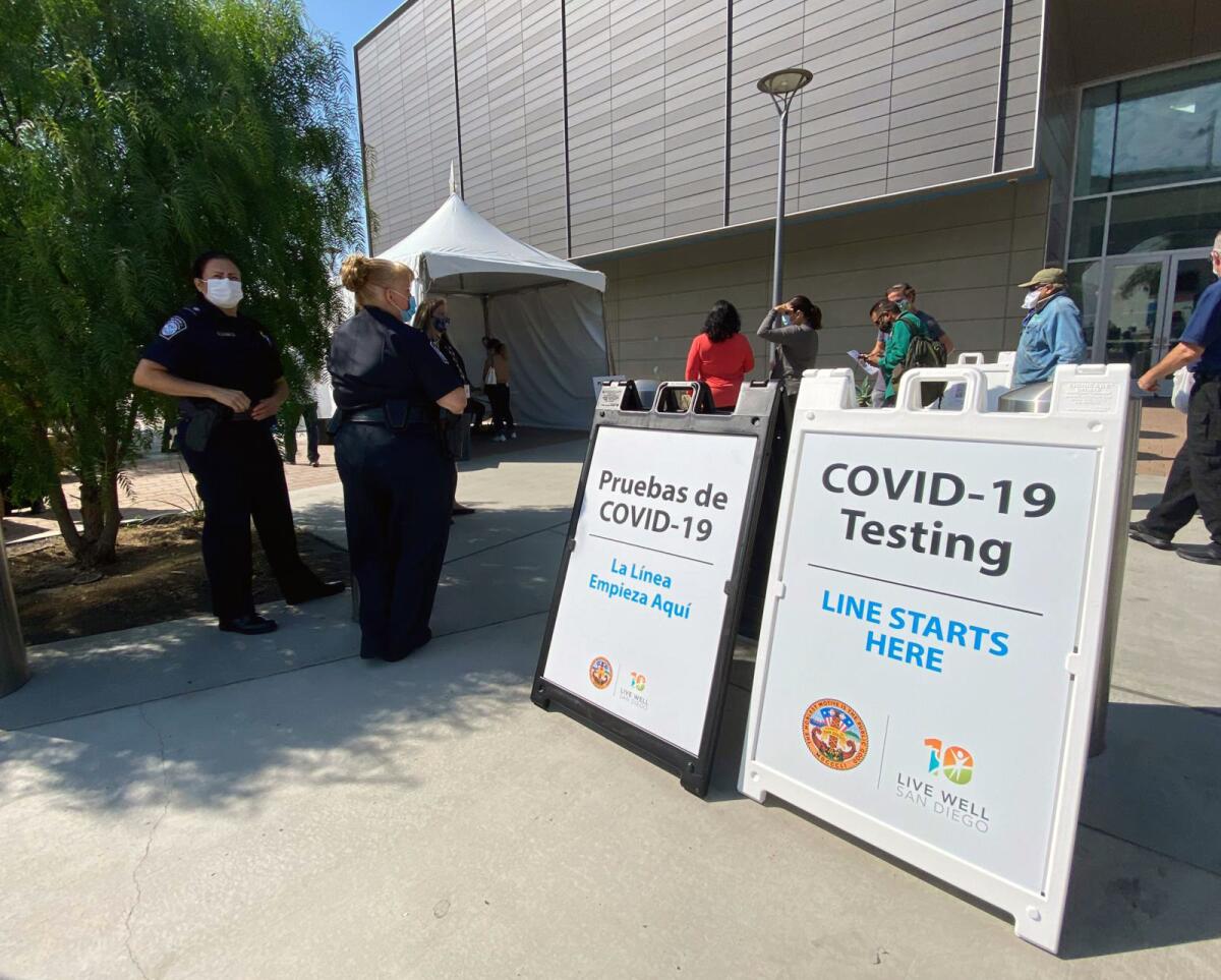 Se instaló un centro de pruebas para COVID-19 a la salida de Pedeast en San Ysidro.