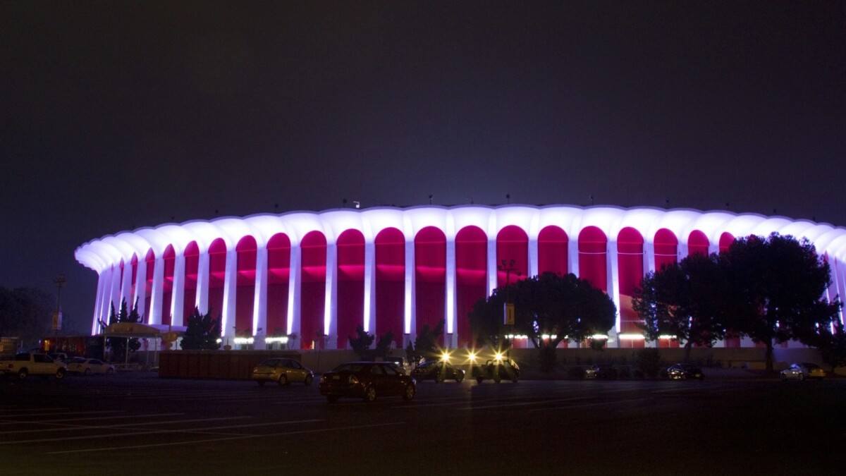 Clippers Close Deal To Purchase Forum From Msg Los Angeles Times