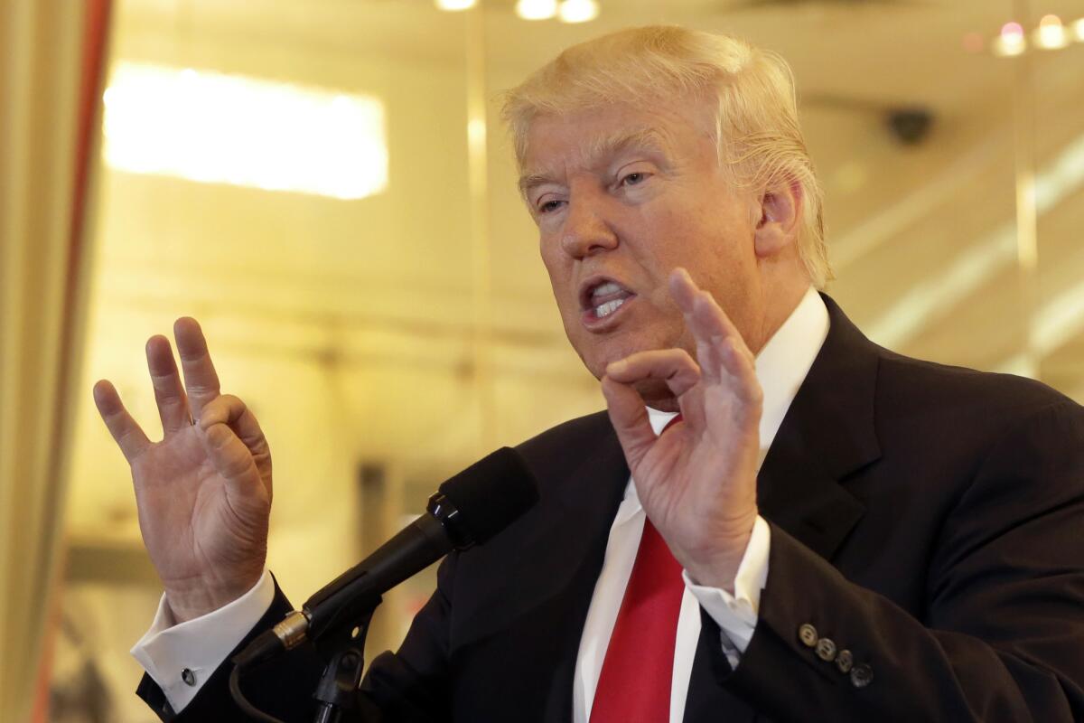 El precandidato presidencial republicano Donald Trump durante una conferencia de prensa en Nueva York, el martes 31 de mayo de 2016. (AP Foto/Richard Drew)